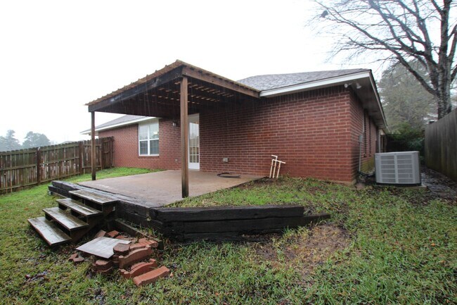 Building Photo - 408 Redbud Cir