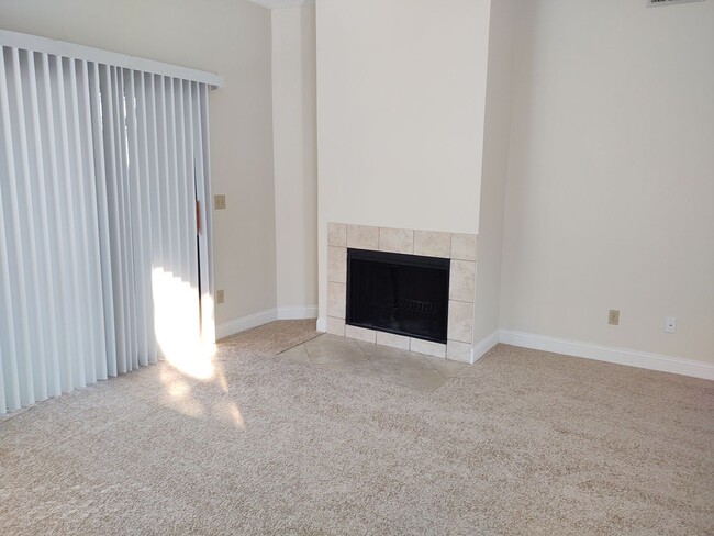 Building Photo - Gorgeous 3 bedroom 2 bath townhome with FL...