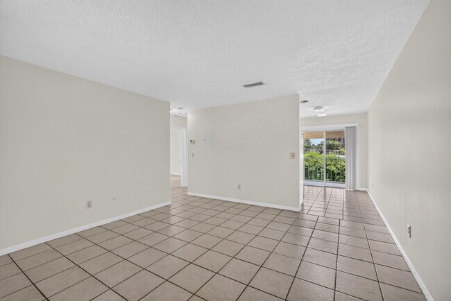 Building Photo - 708 SW Gardens Blvd