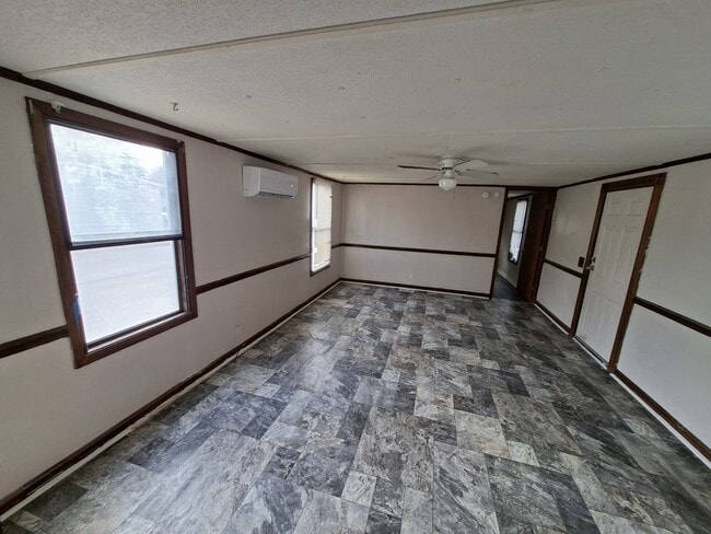 Building Photo - 1925 Bacons Bridge Rd