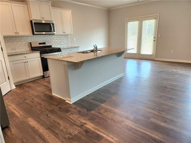 Building Photo - 383 King Vlg