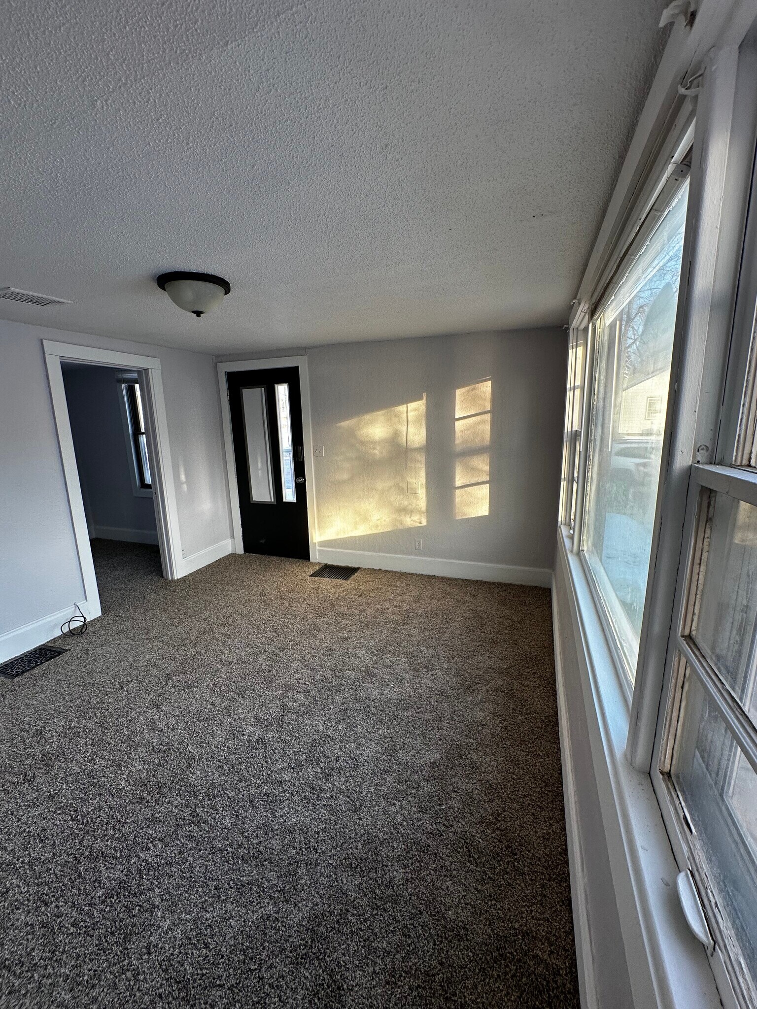 Building Photo - 305 S Western Ave