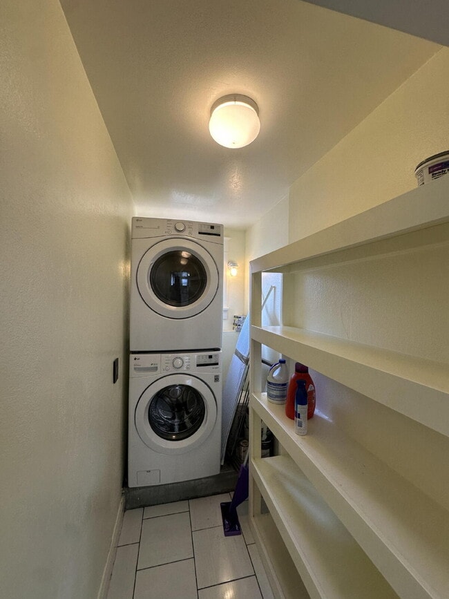 Building Photo - "Charming 2-Bedroom Retreat in the Heart of Windsor – 945 Sq. Ft. of Cozy Living!"