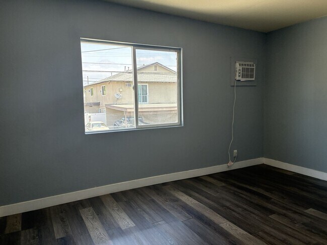 Building Photo - 1129 E La Deney Ct