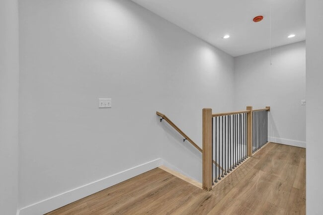 Building Photo - 425A Veritas St.