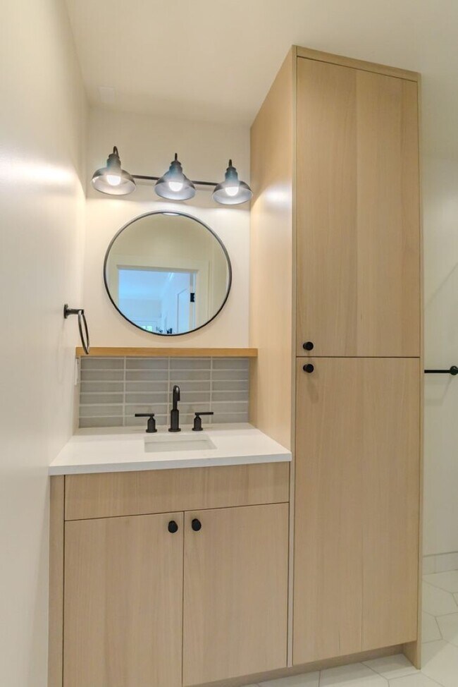 Building Photo - 3Bd/1.5Ba Seattle House