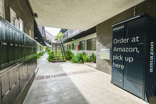 Building Photo - Halsted West