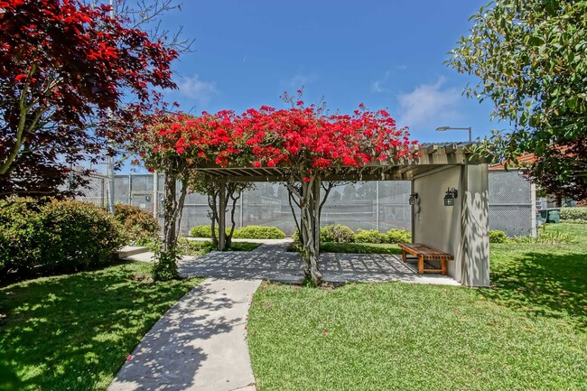 Building Photo - Bright & Airy, End-Unit 3BR2.5BA Townhouse w/ 2-Car Garage in Beautiful Gated Community w/ Pool &...