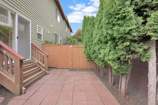 Building Photo - Rooftop Deck & Convenient Seattle Location
