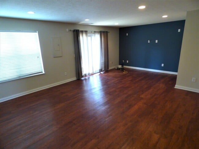 Building Photo - 3 BR 2.5 BA Town Park Condo