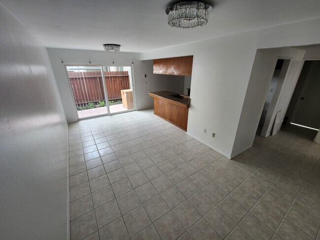 Building Photo - 702 N Paulina Ave