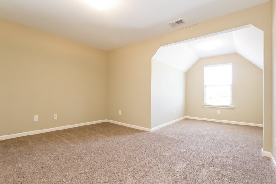 Building Photo - 335 Holbrook Dr