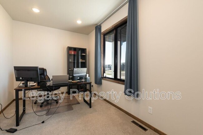 Building Photo - 527 Flint Dr