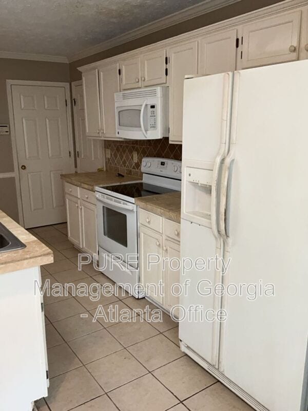 Building Photo - 743 Helga Dr NE