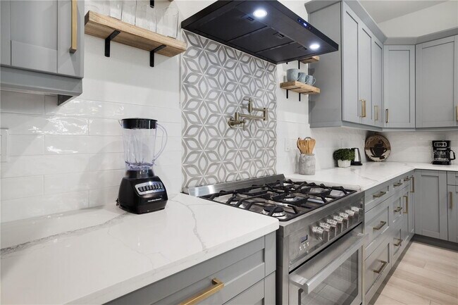 Building Photo - Beautiful Townhouse in Seminole Heights