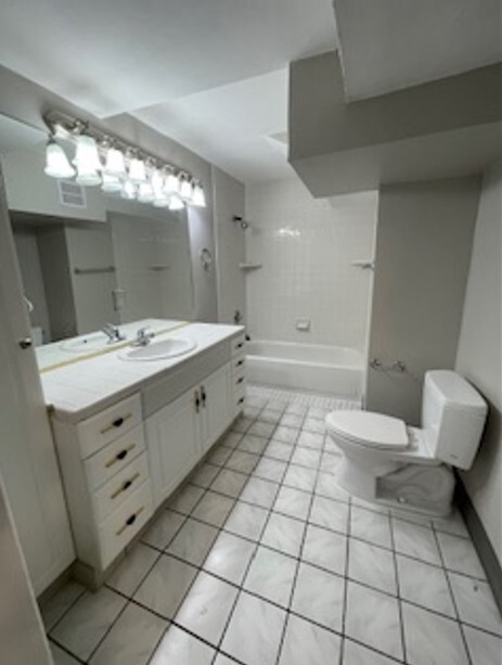 Bathroom, Master - 2221 E Arbor Ln