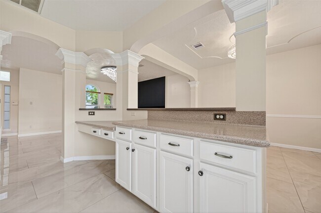 Building Photo - 6710 Creek Village Dr