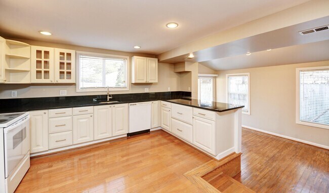 Building Photo - 746 Beech St