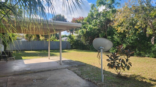 Building Photo - 3 bedroom one bath