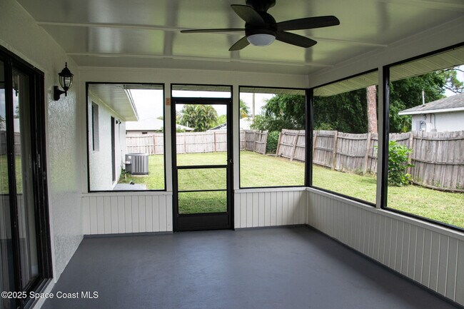 Building Photo - 1095 Lynbrook St NW