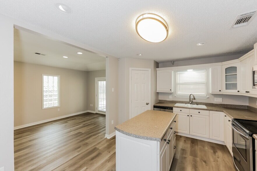 Building Photo - 6003 Cool Springs Dr