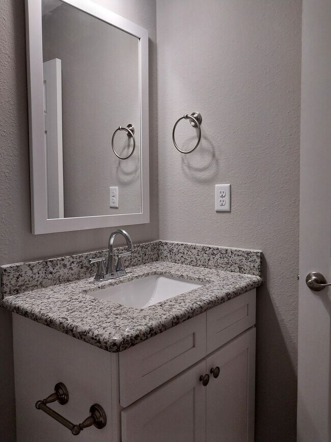 Building Photo - Gorgeous 3 Bedroom 2.5 Bath Townhome
