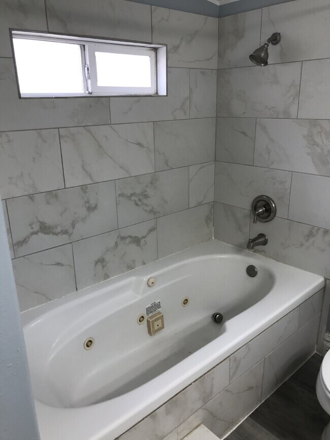 Building Photo - "Spacious 2-Bed, 2-Bath Condo Retreat in S...