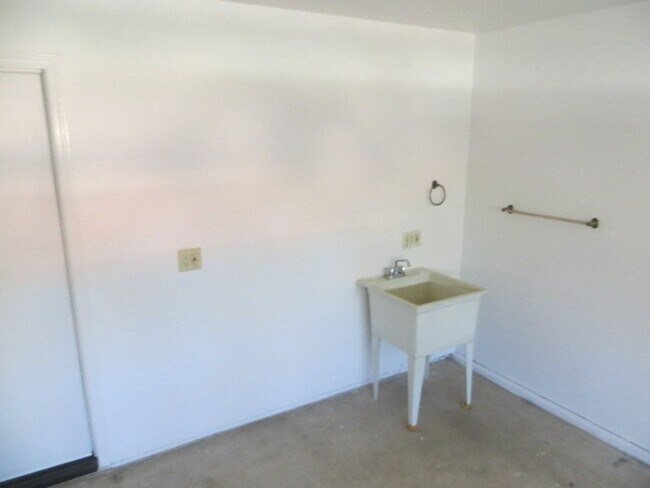 Building Photo - North Fresno Home, 3BR/2BA, Built 1989 - Lots of Amenities!