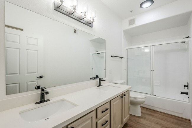 Building Photo - Stunning 2 Bed 1.5 Bath Condo in Scottsdal...