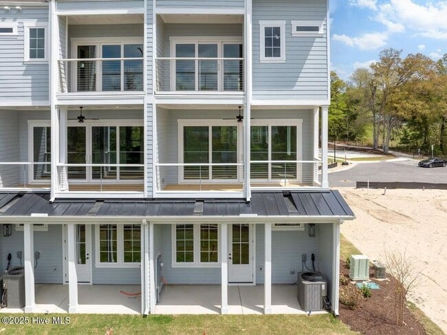 Building Photo - Brand new georgous 4 bed 3.5 bath townhome...