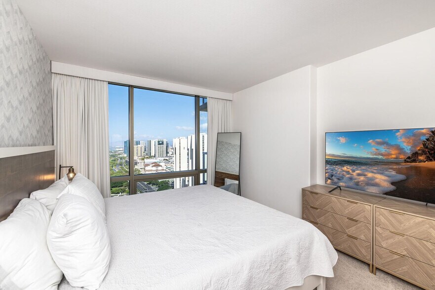 Building Photo - 1551 Ala Wai Blvd