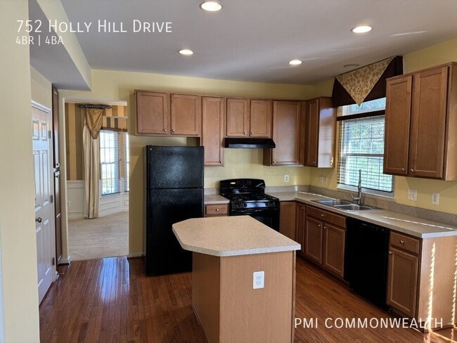 Building Photo - 752 Holly Hill Dr