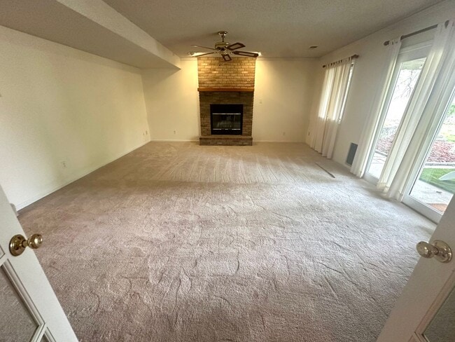 Building Photo - 4 bedroom, 2 1/2 bath