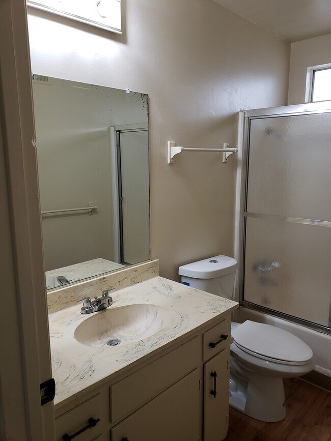 Building Photo - 2 Bedroom and 1 Bath Duplex