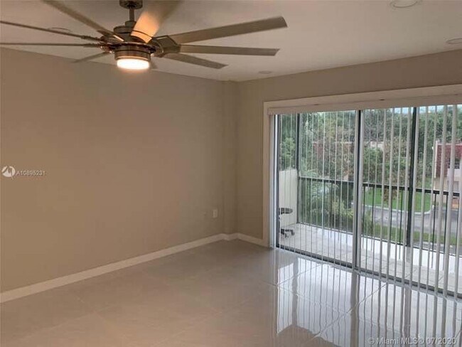 Building Photo - 4176 Inverrary Dr