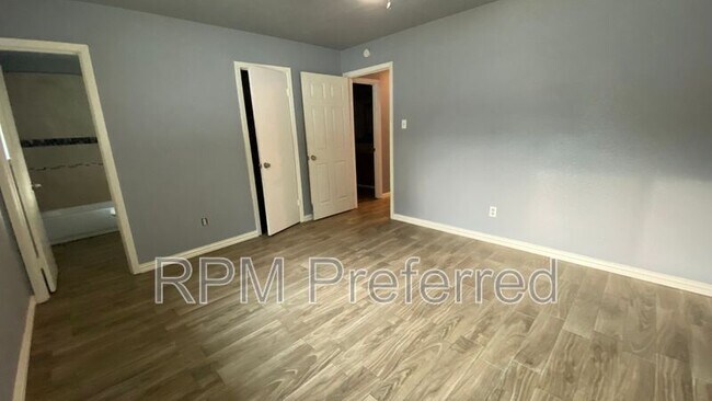 Building Photo - 11910 Hunkler Dr