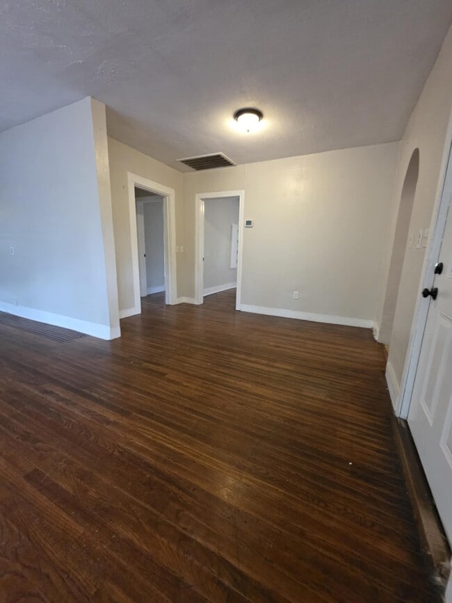 Building Photo - 6109 Saxon Dr