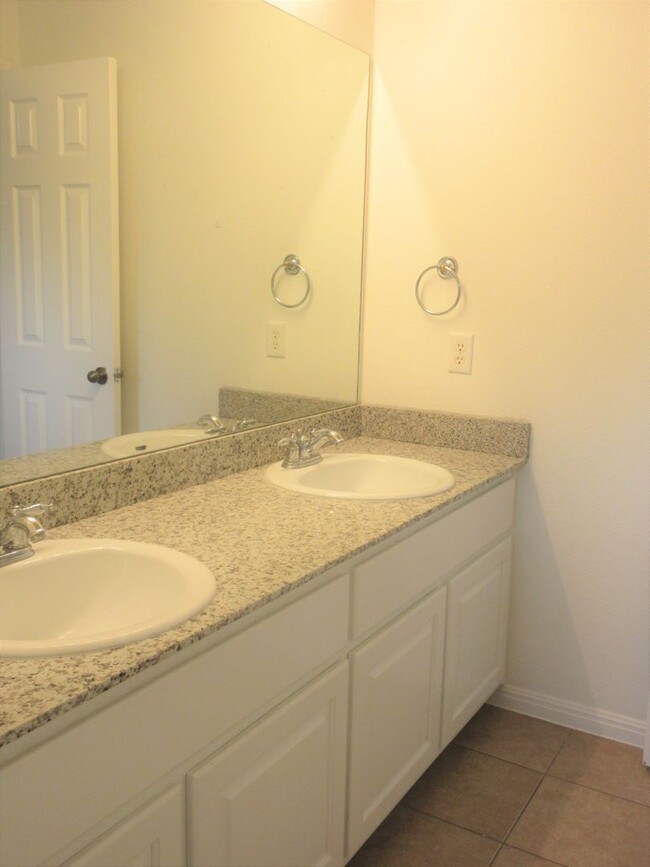 Building Photo - Large 4-bedroom with Office in the Estates...