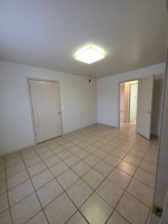 Building Photo - 705 E J St