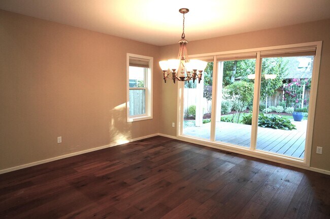 Building Photo - 1394 E Holly St