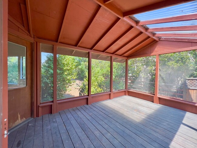 Building Photo - Spacious Three Bedroom Calistoga Home
