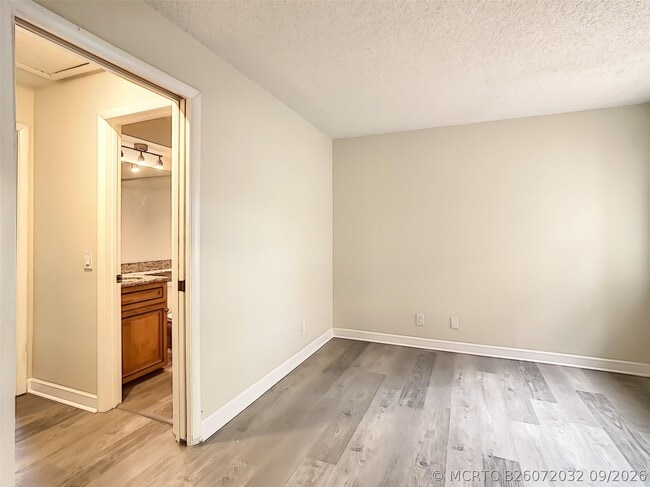Building Photo - 1370 Cottonwood Cir