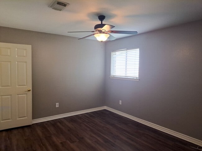 Building Photo - 3 Bedroom / 2 Bath / 2 Car Garage