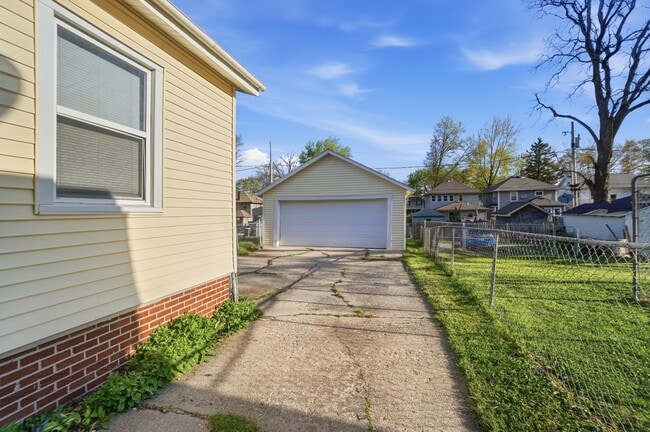 Building Photo - 1033 Forest Ave