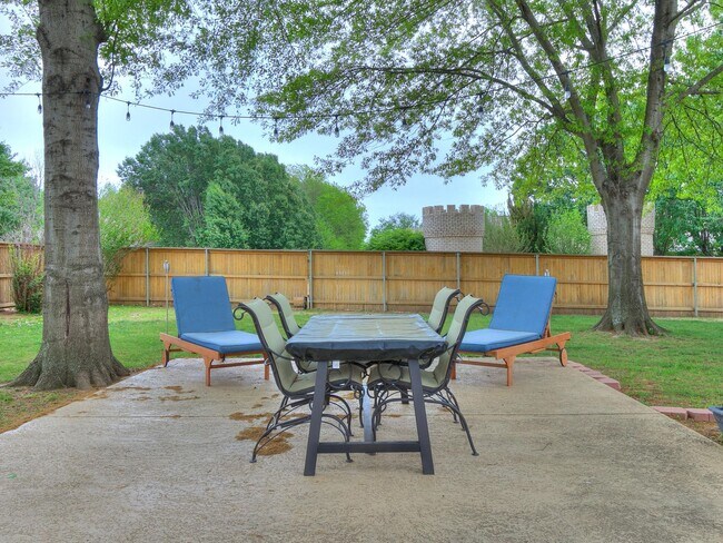 Building Photo - This stunning 4-bedroom, 3.5-bathroom home...
