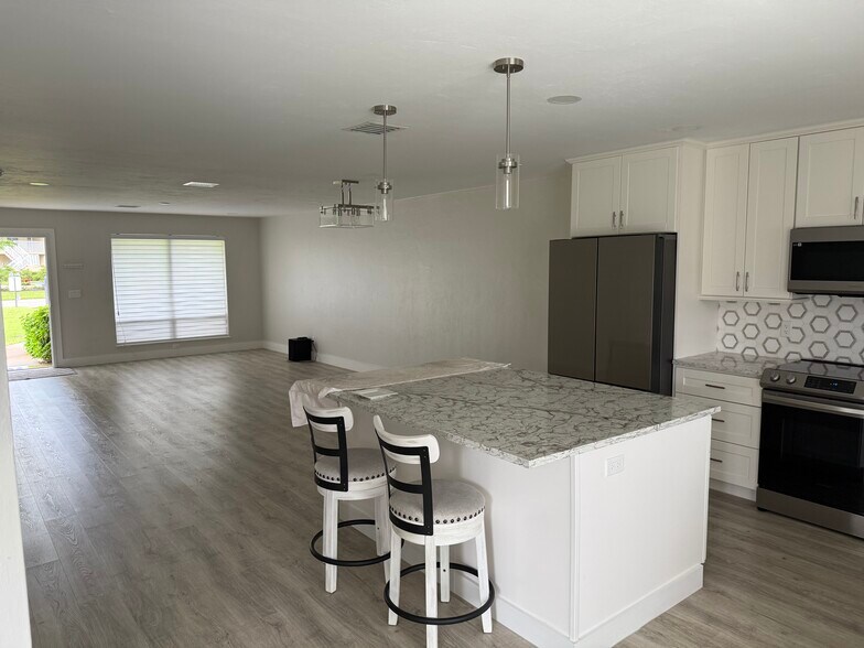 Building Photo - 781 Palm View Dr