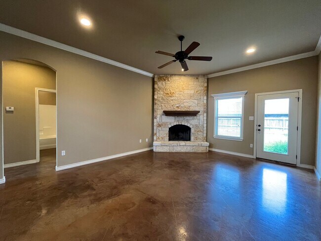 Building Photo - 3 Bedroom Single Family Home:  Refrigerato...