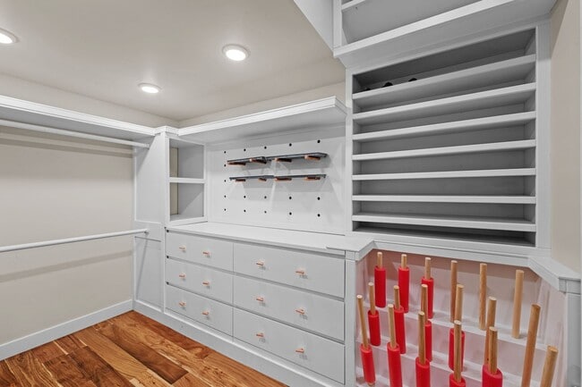 Building Photo - Meticulously UpdatedComstock Rancher!