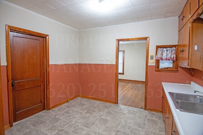 Building Photo - 2 Bedroom 1 Bath