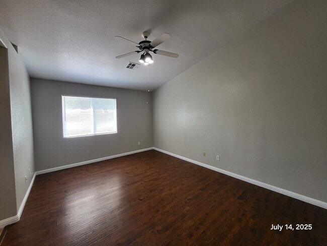 Building Photo - 634 Holly Bush Ct
